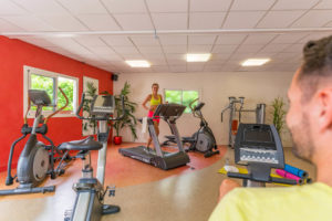 Camping Le Letty - Sport dans la salle de fitness