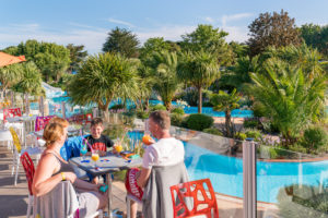 Camping Le Letty - terrasse du bar et vue sur la piscine