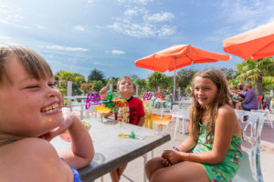 Camping Le Letty - Terrasse du bar du camping Le letty