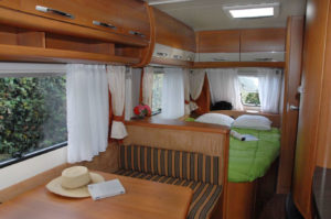 Camping Le Letty - Sejour et chambre caravane 4 personnes