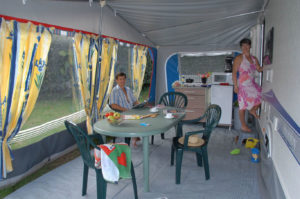 Camping Le Letty - Auvent caravane 5/6 personnes