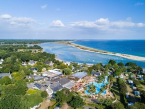 Camping Le Letty - Vue de la piscine et des emplacements vue mer