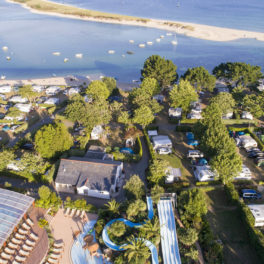 Camping Le Letty - Vue aérienne de la piscine et des emplacements Premium