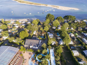 Camping Le Letty - Vue aérienne de la piscine et des emplacements Premium