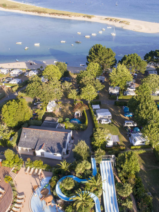 Camping Le Letty - Vue aérienne de la piscine et des emplacements Premium