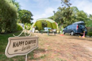 Camping Le Letty - campeurs sur l'emplacement confort