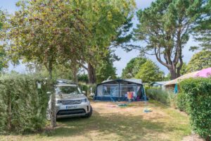 Camping Le Letty - Caravane sur l'emplacement confort