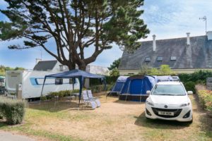 Camping Le Letty - Emplacement confort caravane et auvent