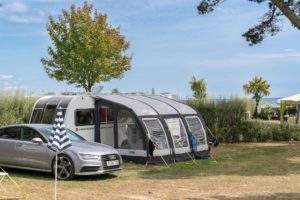 Camping Le Letty - Caravane sur l'emplacement mer