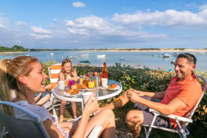 Camping Le Letty - Petit dejeuner sur l'emplacement Premium Mer