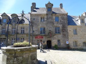 Camping Le Letty - Vue de la place de l'eglise de Locronan