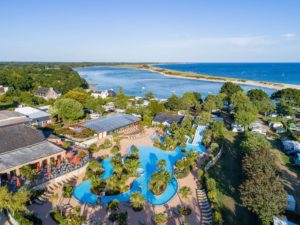 Camping Le Letty - Vue aérienne de la piscine couverte et emplacement vue mer