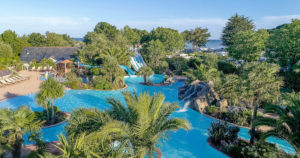 Camping Le Letty - Vue aérienne de la psicine, de la patageoire et des emplacements vue mer