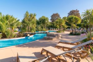 Camping Le Letty - Le solarium et la piscine