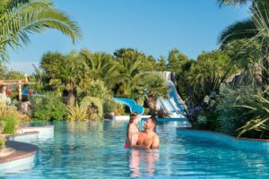 Camping Le Letty - Vue de l'espace aquatique et des toboggans