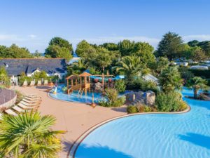 Camping Le Letty - Vue aérienne de la piscine et de la pataugeoire