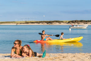 Camping Le Letty - Canoë sur la plage du Letty