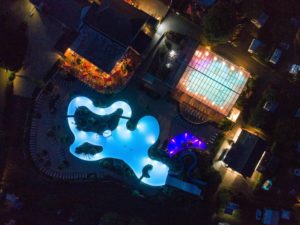 Camping Le Letty - Vue aérienne de la piscine vue de nuit