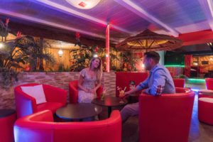 Camping Le Letty - bar en soirée