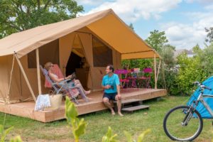 Camping Le Letty - Vue extérieure de la tente Lodge