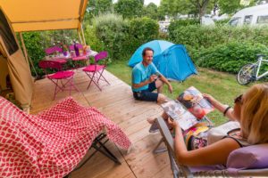Camping Le Letty - Terrasse de la tente Lodge